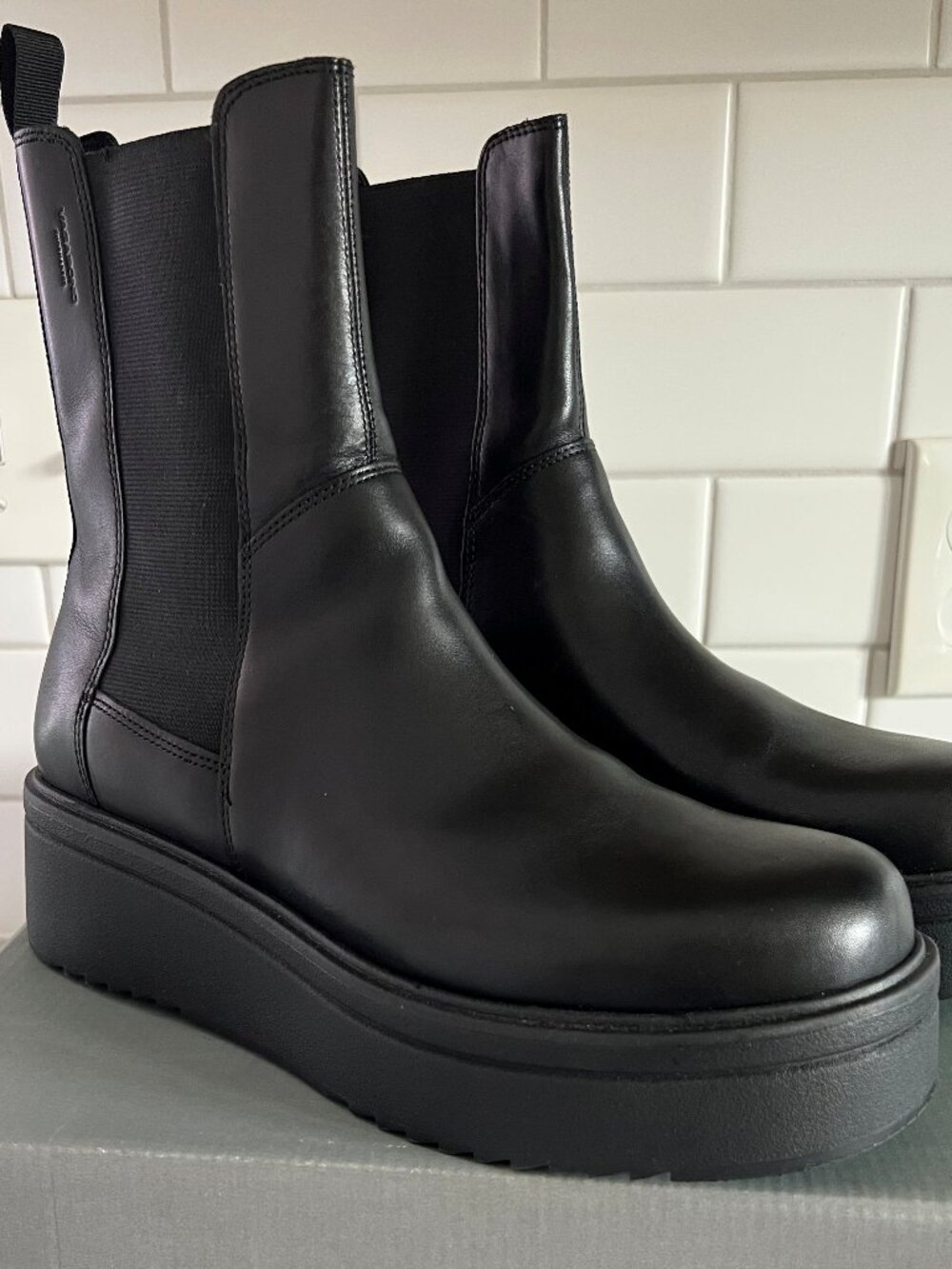 Vagabond Tara Chelsea Boots- Womens Size 9 US